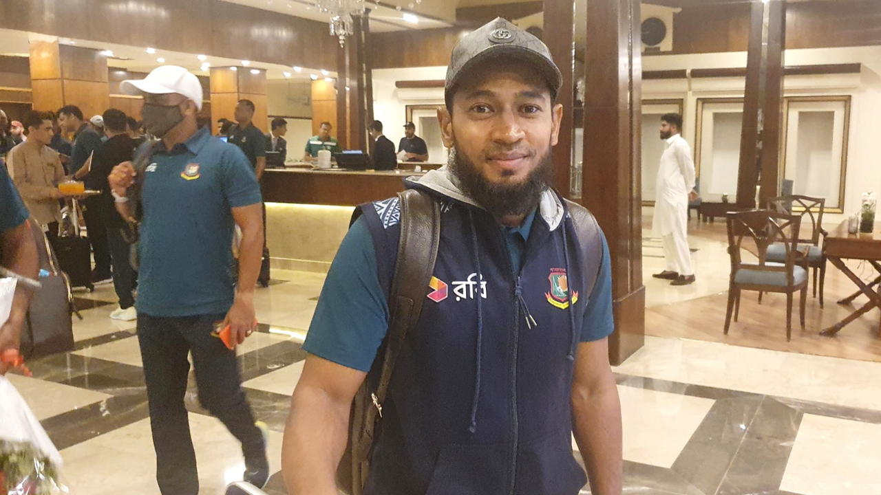 পাকিস্তানে পৌঁছালেন মুশফিক-মুমিনুলরা
