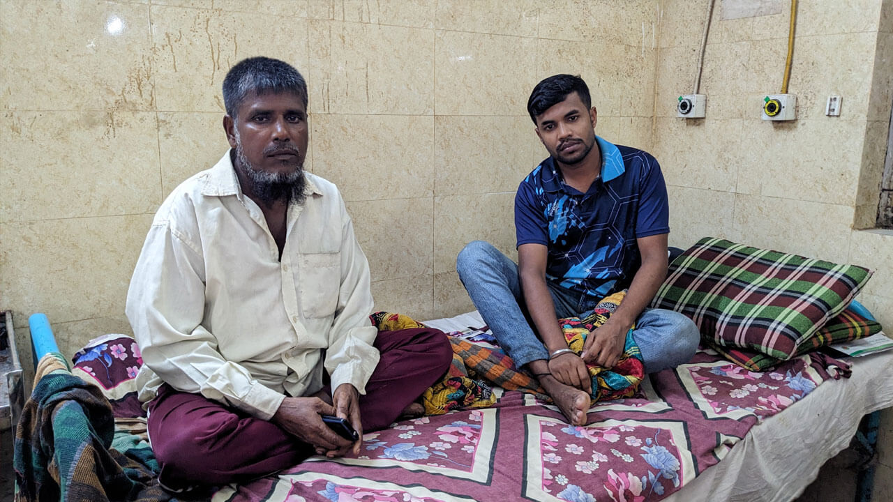 আনন্দ মিছিলে গিয়ে গুলিবিদ্ধ মনিরুল, অভাব-অনটনে দিন কাটছে পরিবারের