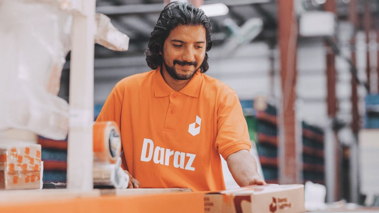 অভিজ্ঞতা ছাড়াই ১০০০ জনকে চাকরি দিচ্ছে দারাজ