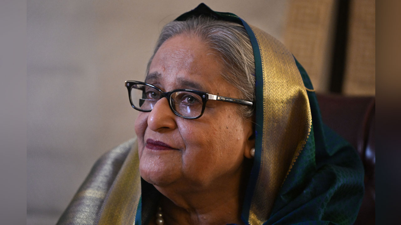 দিল্লিতে মেয়ের সঙ্গে থাকছেন হাসিনা, ঘুরতে দেখা গেছে পার্কে