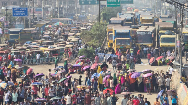 বকেয়া বেতনের দাবিতে সাভারে মহাসড়ক অবরোধ