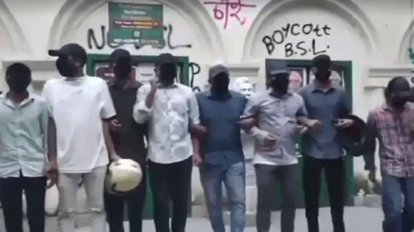 ঢাবিতে কালো মুখোশে ছাত্রলীগের ঝটিকা মিছিল