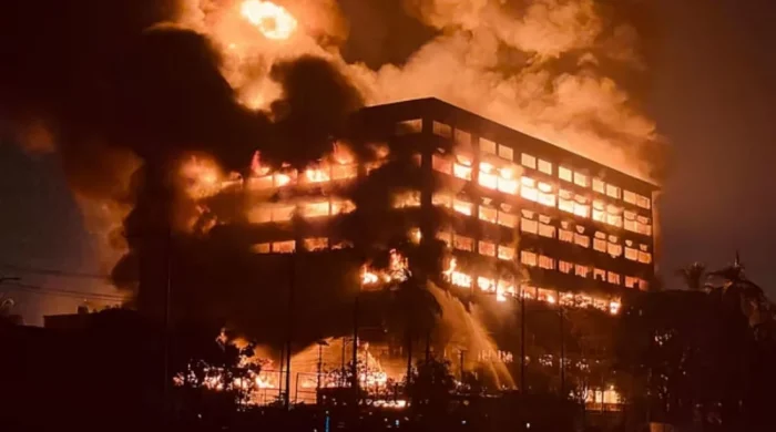 ধসে পড়ল ৮ম তলার ছাদ, আগুন নিয়ন্ত্রণে যুক্ত হলো রোবট