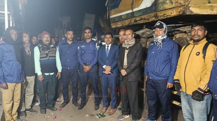 রায়গঞ্জে অবৈধ মাটি কাটার বিরুদ্ধে মোবাইল কোর্ট, দুটি ভেকু জব্দ