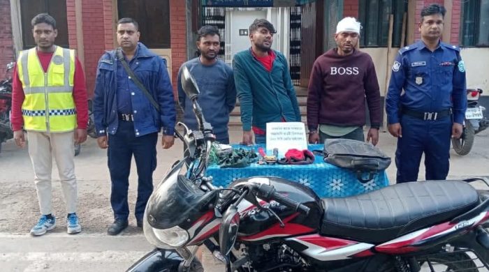 গাইবান্ধায় ডাকাতির চেষ্টাকালে ৩ জন আটক, গণপিটুনির পর পুলিশে হস্তান্তর