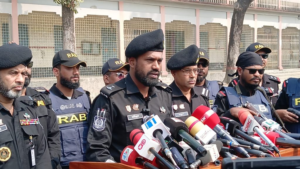 ত্রয়োদশ জাতীয় সংসদ নির্বাচন ও গণভোট উপলক্ষে গাইবান্ধায় র‍্যাব ১৩ এর প্রেস ব্রিফিং অনুষ্ঠিত
