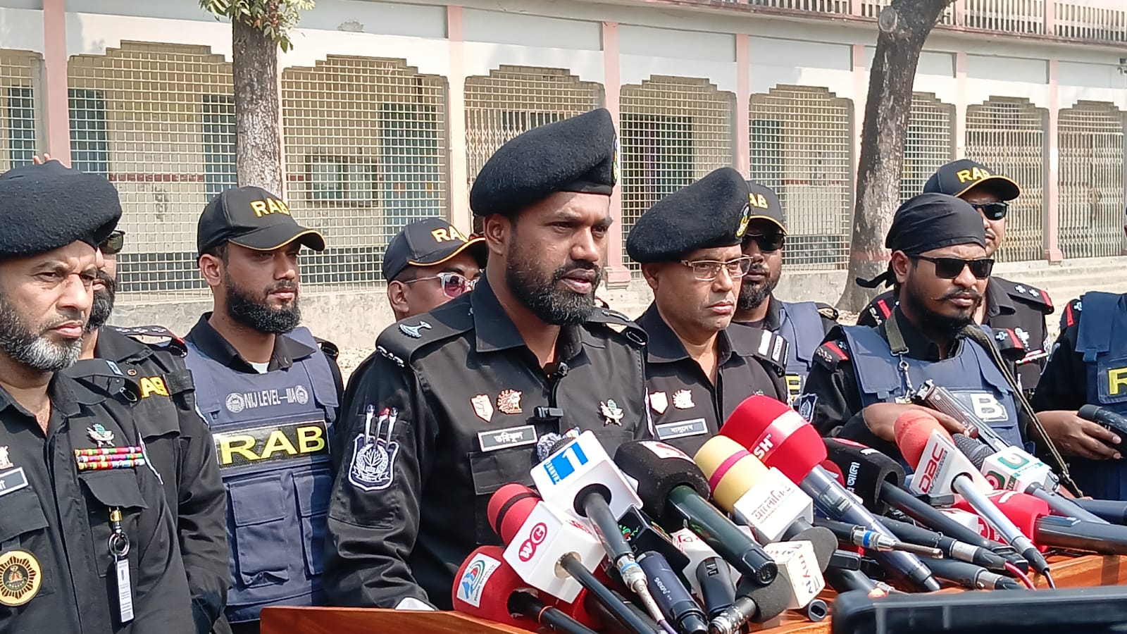 ত্রয়োদশ জাতীয় সংসদ নির্বাচন ও গণভোট উপলক্ষে গাইবান্ধায় র‍্যাব ১৩ এর প্রেস ব্রিফিং অনুষ্ঠিত