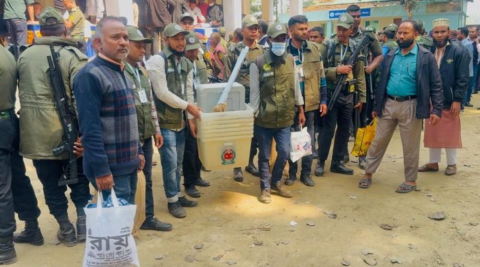 গাইবান্ধার ভোট কেন্দ্রগুলোতে ব্যালট বাক্স ও ব্যালট নিয়ে যাচ্ছেন আইনশৃঙ্খলা বাহিনী
