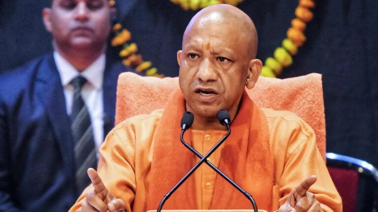 দেশভাগের জন্য কংগ্রেসকে দায়ী করলেন যোগী আদিত্যনাথ, তুললেন হিন্দু গ্রাম হস্তান্তরের অভিযোগ