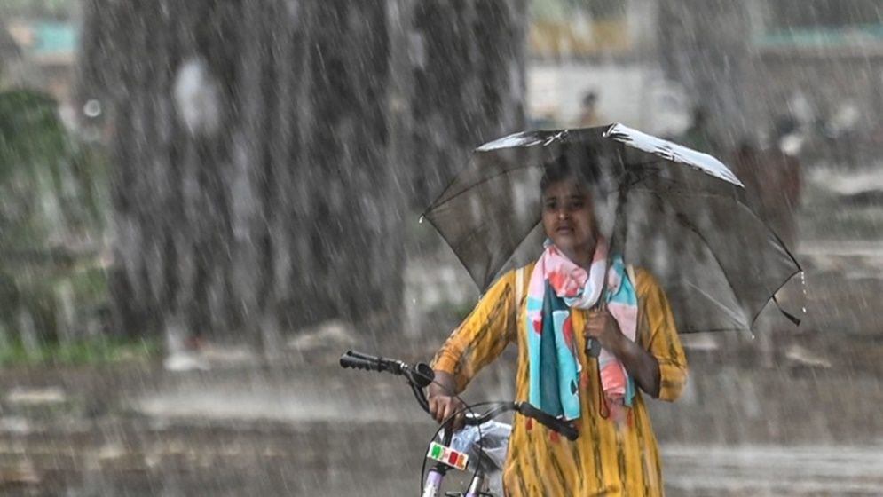 ঢাকাসহ দেশের বিভিন্ন অঞ্চলে মাঝারি থেকে ভারি বর্ষণের পূর্বাভাস