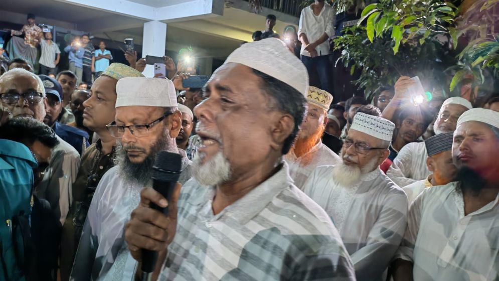 প্যারোলে মুক্তি পেয়ে বাবার জানাজায় অংশ নিলেন সাবেক মেয়র কামাল হোসেন