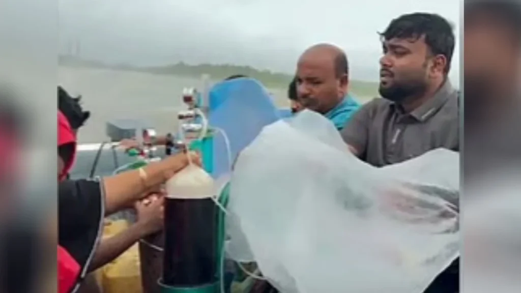 উত্তাল সাগরে পলিথিন মুড়িয়ে মুমূর্ষু মাকে নিয়ে সন্তানের ঝুঁকিপূর্ণ যাত্রা