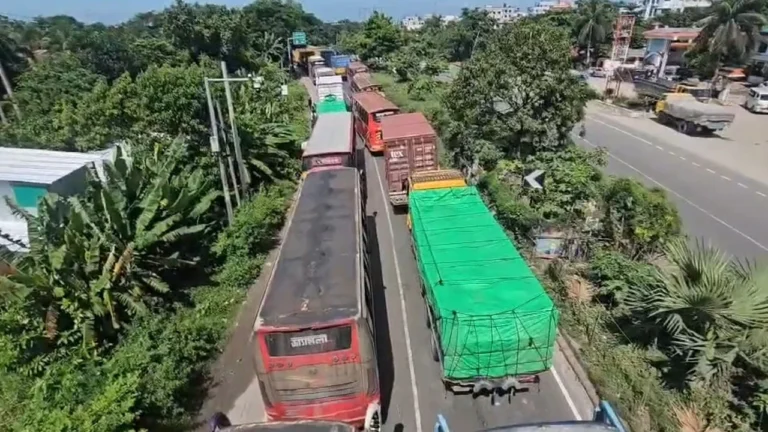 ঢাকা-চট্টগ্রাম মহাসড়কে তীব্র যানজট: অ্যাম্বুলেন্সে রোগীর মৃত্যু, ভোগান্তিতে যাত্রীরা