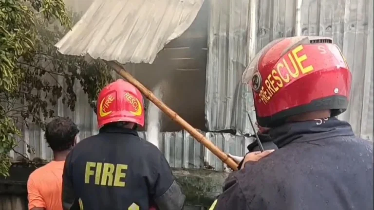 সাভারে ব্রিটিশ আমেরিকান টোব্যাকোর কারখানায় অগ্নিকাণ্ড, নিয়ন্ত্রণে কাজ করছে ৬ ইউনিট