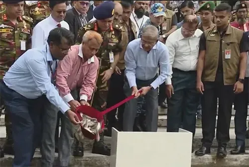 বঙ্গভবনের পুকুরে মাছের পোনা ছাড়লেন প্রেসিডেন্ট