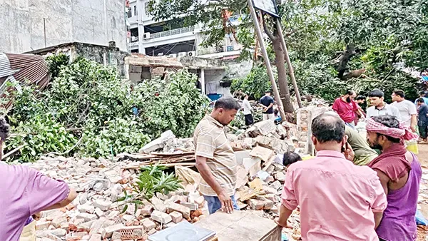 মিরপুরে স্বাস্থ্যকেন্দ্রে তাণ্ডব, ভবন গুঁড়িয়ে লুটপাট