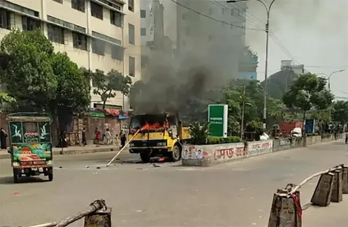 মিরপুরে উচ্ছেদ অভিযানে হকারদের হামলা, ময়লার গাড়িতে আগুন