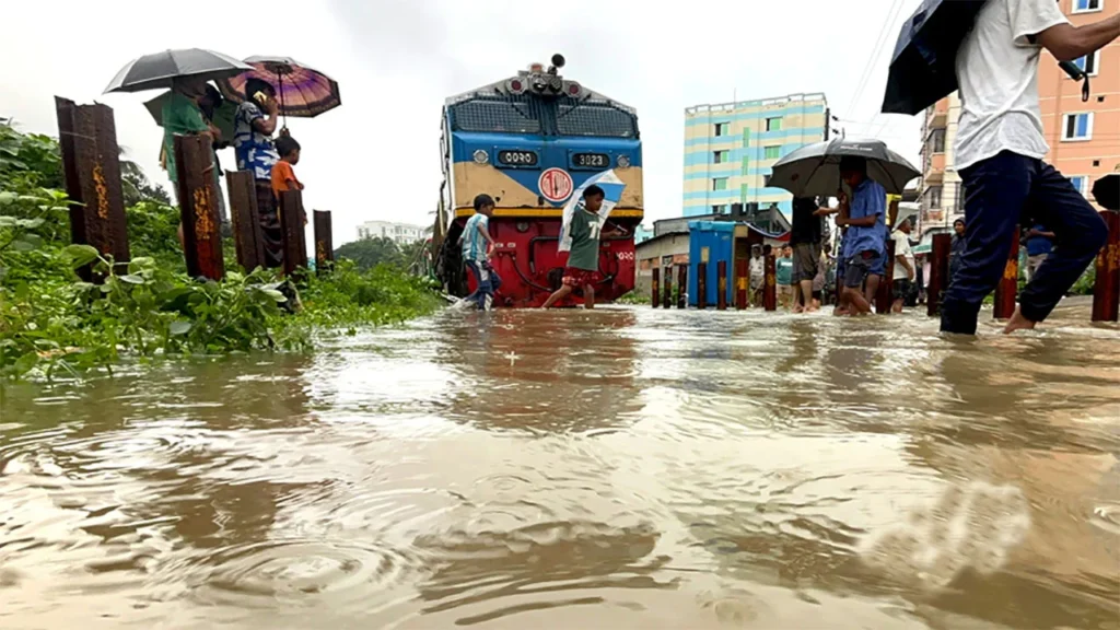 বারবার রেললাইন তলিয়ে যাওয়া রোধে এবার বাড়ছে উচ্চতা