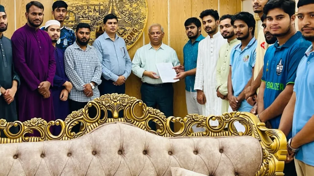 চবিতে সিট দখল ও প্রভোস্টকে হুমকির অভিযোগ: উপাচার্যের কাছে শিক্ষার্থীদের স্মারকলিপি