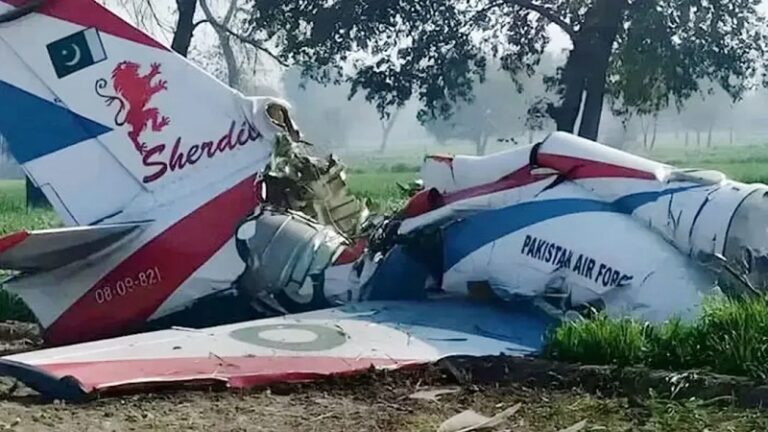 কোয়েটায় প্রশিক্ষণ বিমান বিধ্বস্ত: প্রাণ হারালেন দুই পাইলট