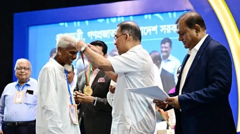 এক টাকার মাস্টার: প্রাতিষ্ঠানিক শিক্ষক না হয়েও লুৎফর রহমান