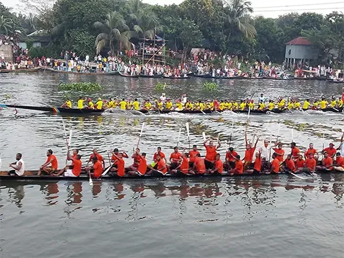 দীর্ঘ ১৫ বছর পর বালু নদীতে ফিরল নৌকাবাইচ