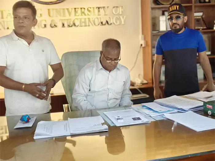 চুয়েটে তালা ভেঙে প্রশাসনিক ভবনে নতুন উপাচার্য