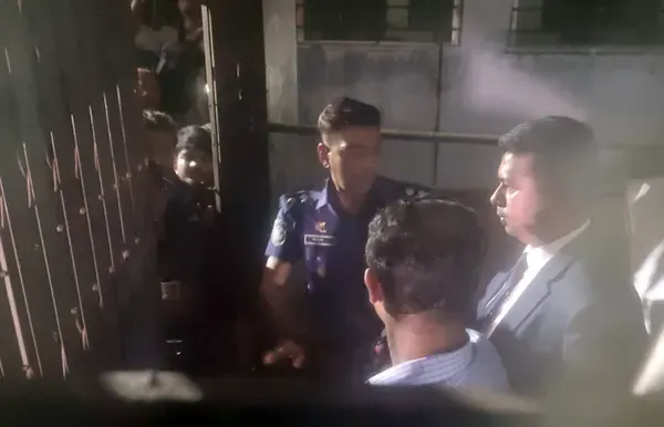 অবরুদ্ধ চুয়েট ভিসিকে উদ্ধার করে নিয়ে গেলেন ডিসি-এসপি