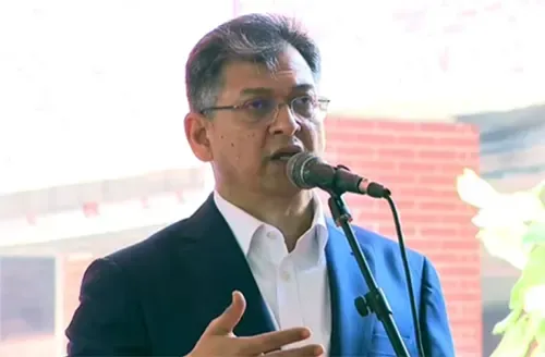 সংবিধান সংশোধনীতে বিরোধী দলের সহযোগিতা পাচ্ছেন না স্বরাষ্ট্রমন্ত্রী
