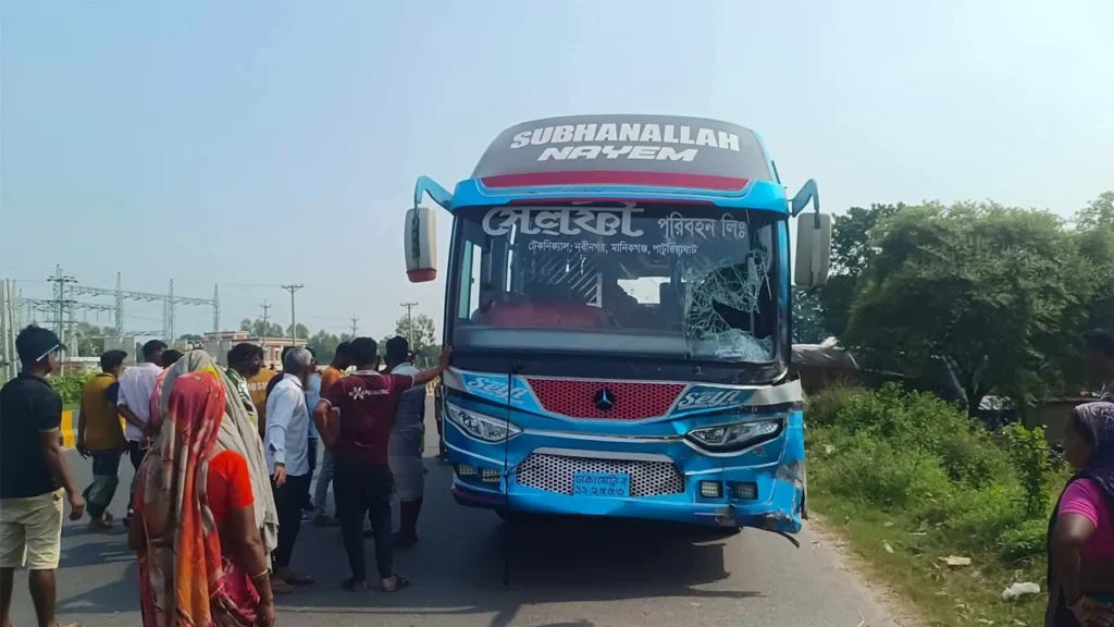 মানিকগঞ্জে বাস-ইজিবাইক সংঘর্ষে নিহত ২, আহত চালক