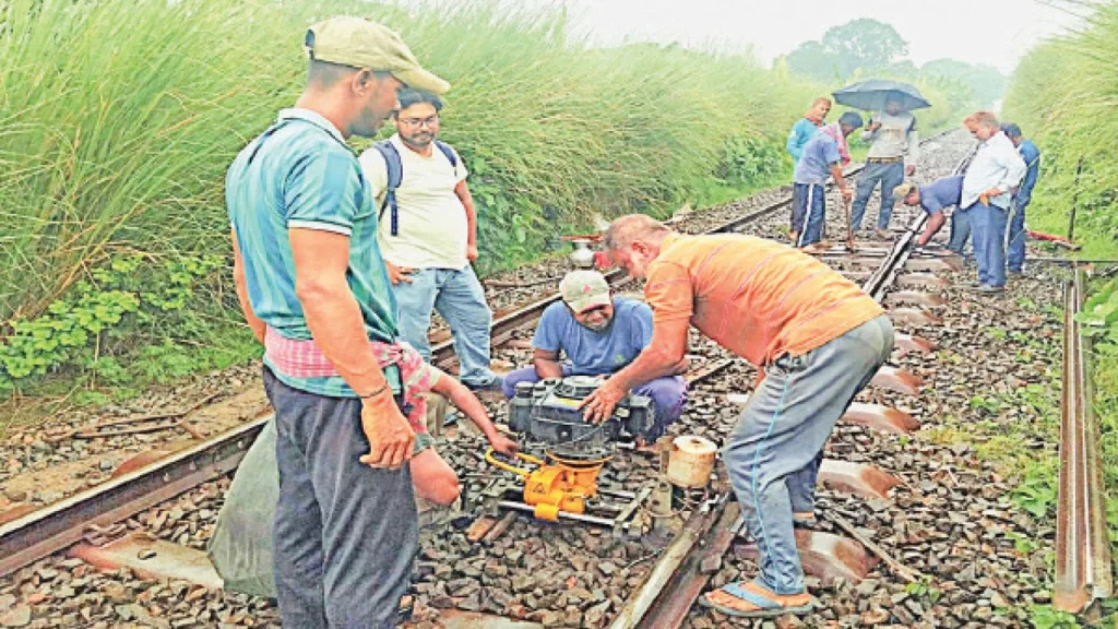 ঝুঁকিপূর্ণ রাজশাহী-আব্দুলপুর রেলপথে ছয় দশকের জরাজীর্ণ অবকাঠামো